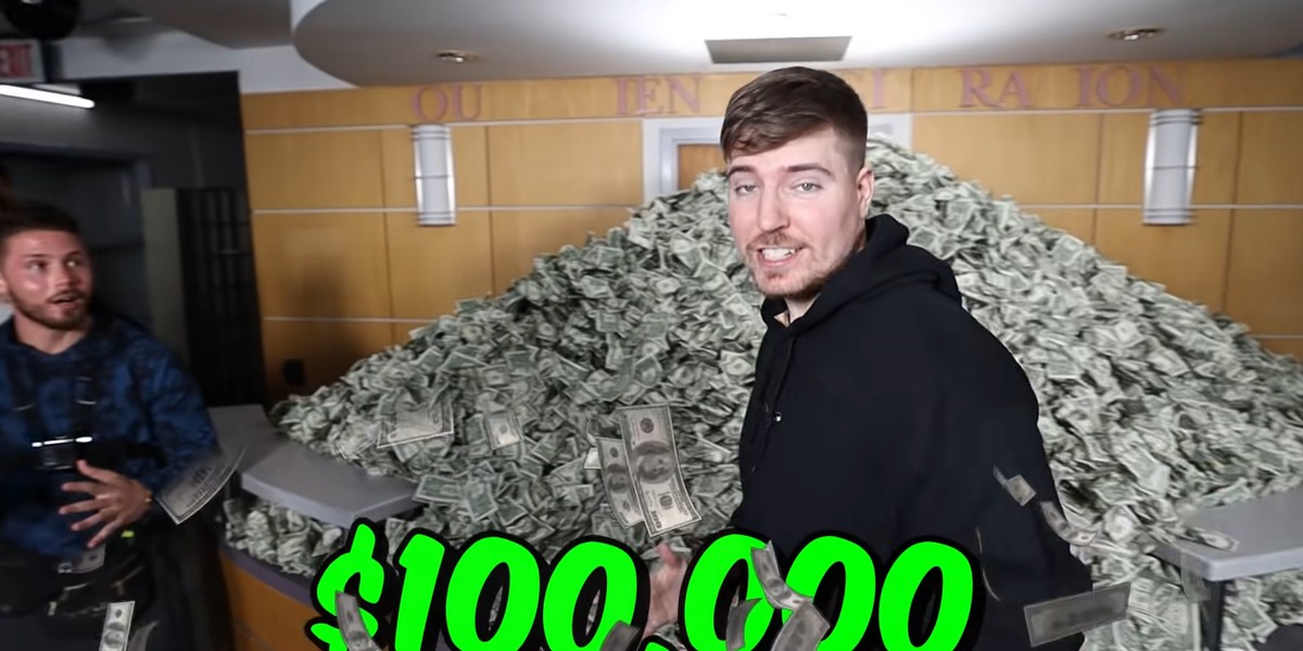 O MrBeast po raz pierwszy zrobiło się głośno w styczniu 2017 r., gdy opublikował wideo z samym sobą, liczącym od 0 do 100 tys. Zajęło mu to 44 godziny.