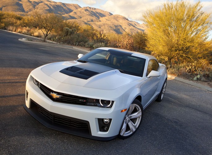 Chevrolet camaro ZL1 - maska wielkości lądowiska dla helikopterów