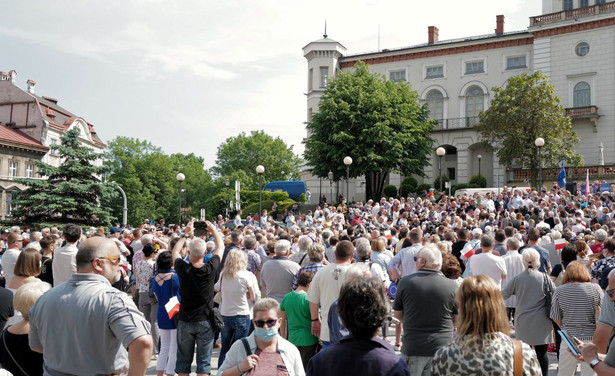 Uczestnicy spotkania z prezydentem Warszawy, kandydatem Koalicji Obywatelskiej na prezydenta RP Rafałem Trzaskowskim na placu Bolesława Chrobrego w Bielsku-Białej