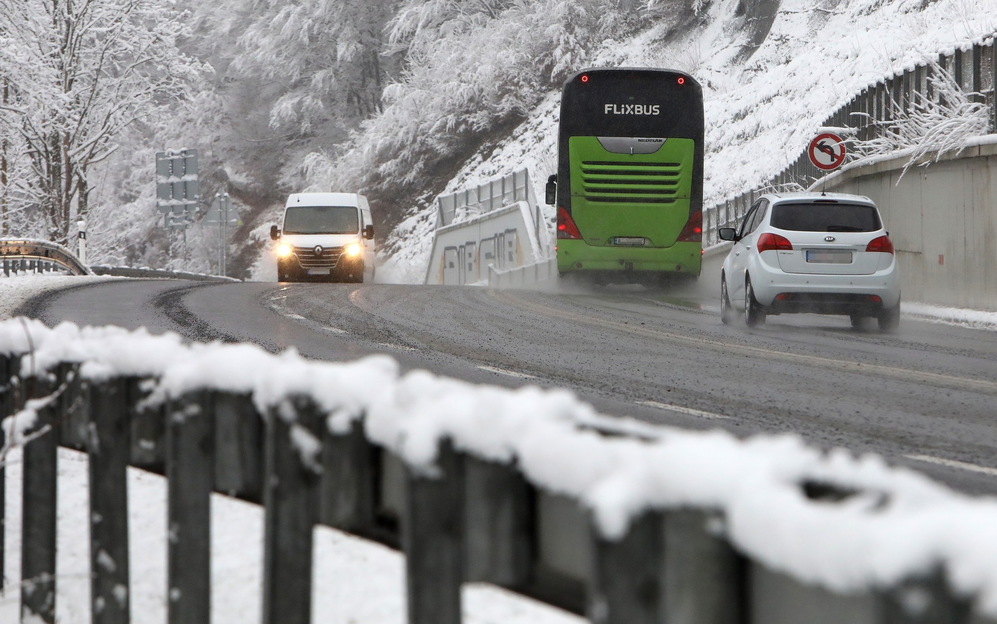 Horský priechod Donovaly pri Banskej Bystrici počas sneženia.