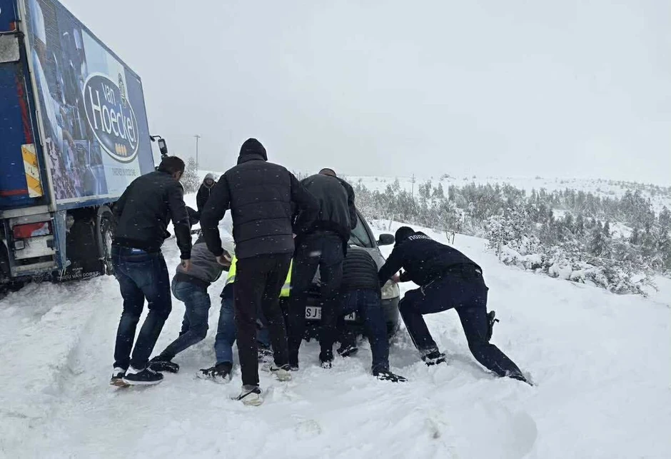 Iako umorni od posla i treće smene, policajci su odmah izašli iz auta i pomogli ljudima u nevolji