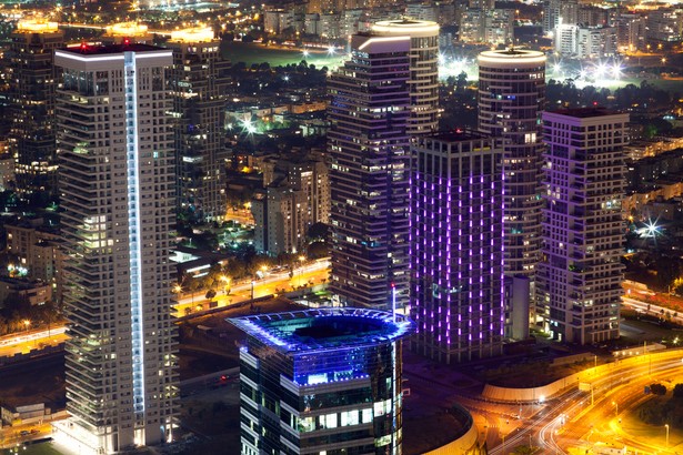 Tempo wzrostu gospodarczego w Izraelu jest już prawie tak wysokie jak w Chinach. Na zdjęciu Tel Aviv nocą. Fot. Shutterstock.