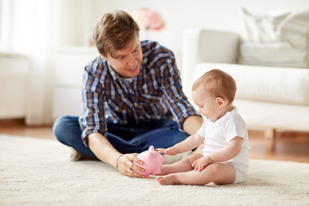 pieniądze dziecko niemowlę świadczenia ojciec fot. shutterstock