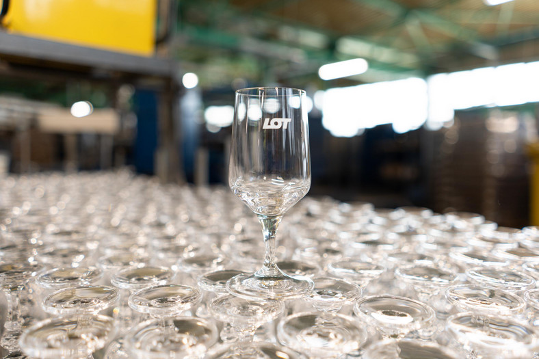 Krosno Glass zaprojektowało kieliszki i szklanki dla LOT-u
