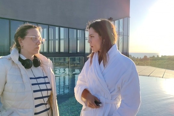 (VIDEO)"ZAVRTELO MI SE U GLAVI OD HLADNOĆE" Proveli smo dan i noć sa ekipom filma "Kuća pored mora" u Istri, glumica ispod ćebeta čeka scenu: Stisneš zube da izdržiš