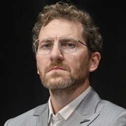 Zagrał Antka w "Chłopach", chodzi na szczudłach. Co wiemy o Robercie Gulaczyku?