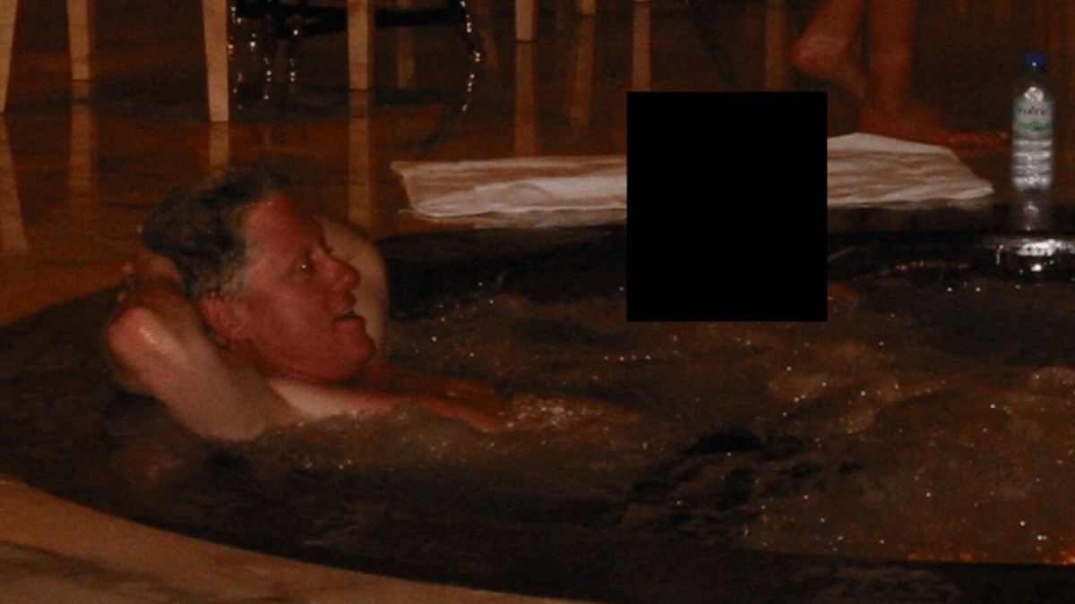Bývalý prezident USA Bill Clinton na fotografii z Epsteinových spisov.