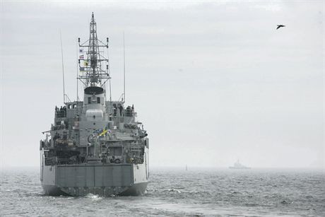 Cwiczeniach NATO pod kryptonimem Noble Mariner 07. Manewry sa sprawdzianem elitarnych jednostek Sil Odpowiedzi Sojuszu Polnocnoatlantyckiego. Odbywaja sie na wodach Baltyku, Morza Polnocnego i w Ciesninach Baltyckich. Polskie sily morskie wystawily komponent okretowy, lotnictwo morskie oraz jako jeden z gospodarzy manewrow, zabezpieczenie logistyczne, hydrograficzne i meteorologiczne.Nz. okrety wojenne wyplywanajce na manewry z Portu Wojennego w Gdyni Oksywiu.14.05.2007fot. Wojtek Jakubowski / KFP