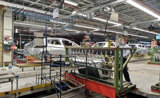 Motoryzacyjna potęga Europy powoli się kończy? Sprzedaż aut nurkuje, a firmom grożą kary