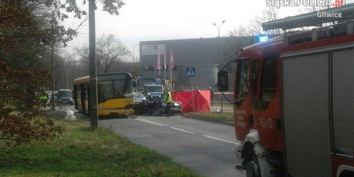 Gliwice. Zderzenie osobówki z autobusem. Nie żyje pasażer volkswagena