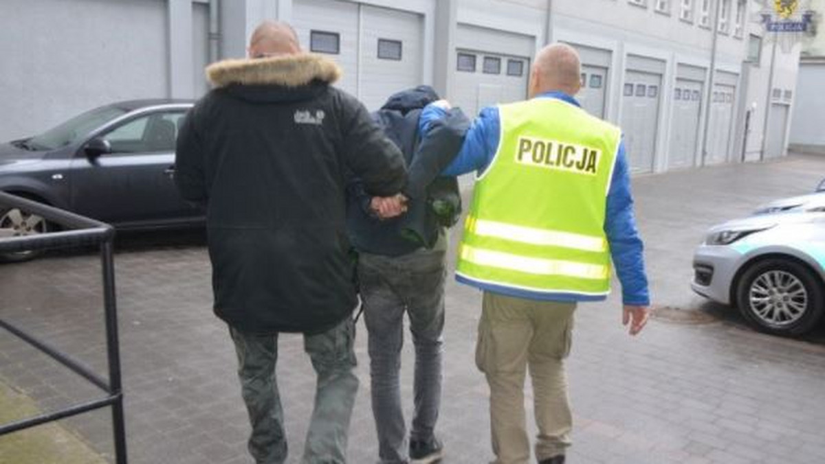 28-letni Ukrainiec został w minioną niedzielę zauważony przez gdańskich policjantów, gdy zaczynał malować mur w okolicy jednej ze stoczni. Jak informuje komenda miejska, w plecaku zatrzymanego znaleziono narkotyki, a w jego mieszkaniu krzewy konopi.