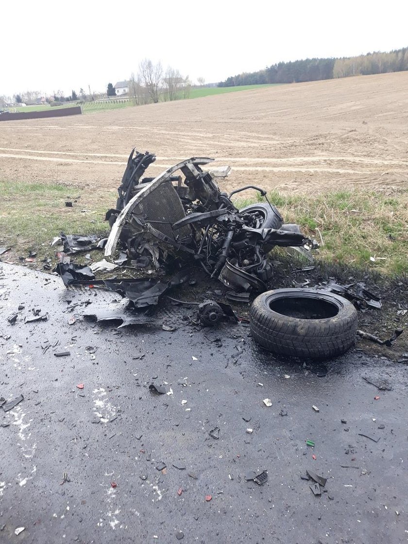 Auto rozpadło się na trzy części. Tragiczny wypadek w Mariankach