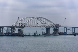 Rosyjski okręt desantowy Piotr Morgunow zastąpił  zniszczony most prowadzący na okupowany na Krym