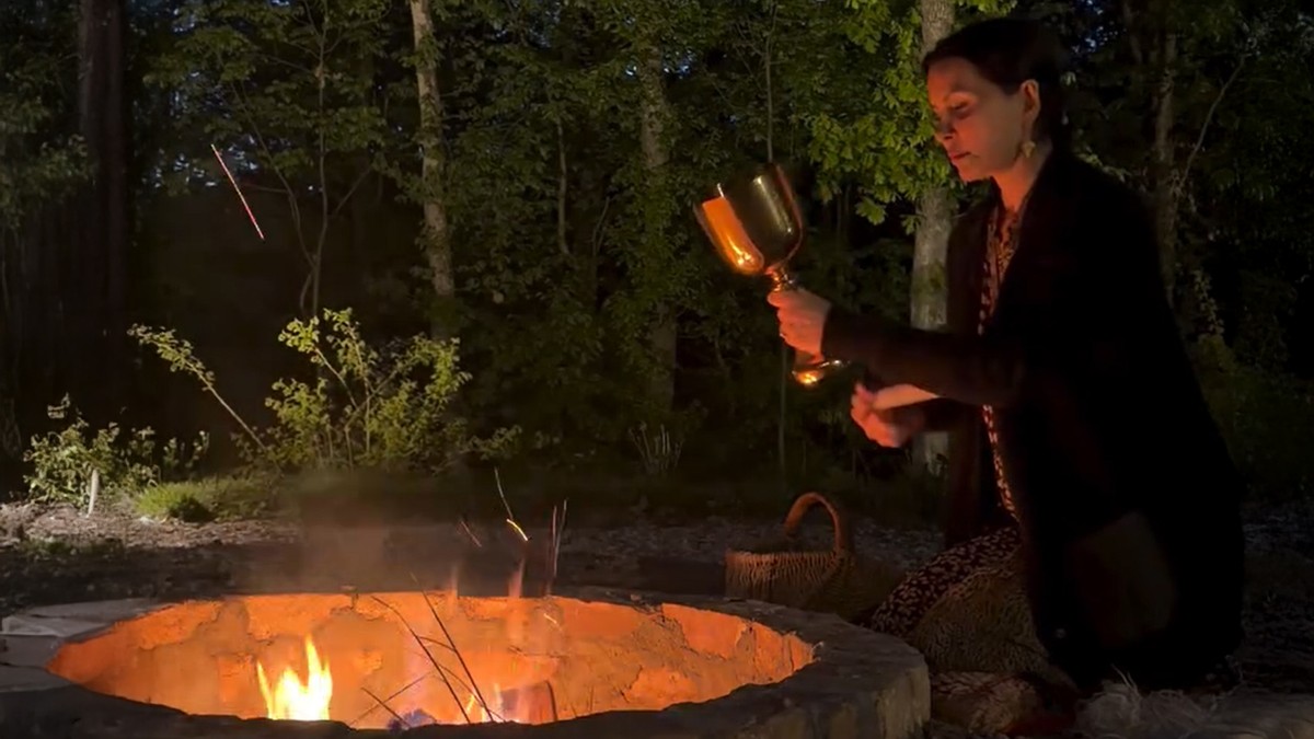 FILMSKA SCENA U ŠUMI USRED NOĆI OSTAVILA SVE U ČUDU! Elena Karić izvodi ritual: U ruci drži zlatni pehar i drveni predmet, a ispred nje kameno ognjište (Video)