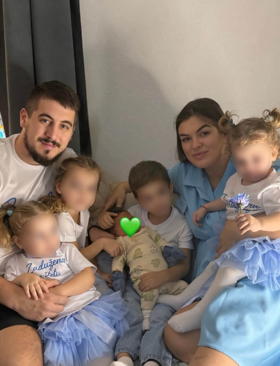 Bivša zadrugarka u 27. godini rodila peto dete: Prizor iz doma topi srca