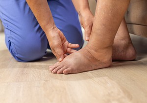 Kada stvari nisu kako treba, noga se ne sužava kod skočnog zgloba, a članci i potkolenice mogu biti otečeni, crveni i topli