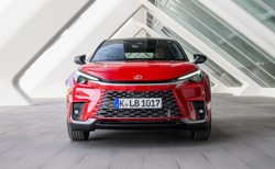 Lexus świętuje sukces. SUV-y znikają na pniu, najtańsza hybryda będzie hitem