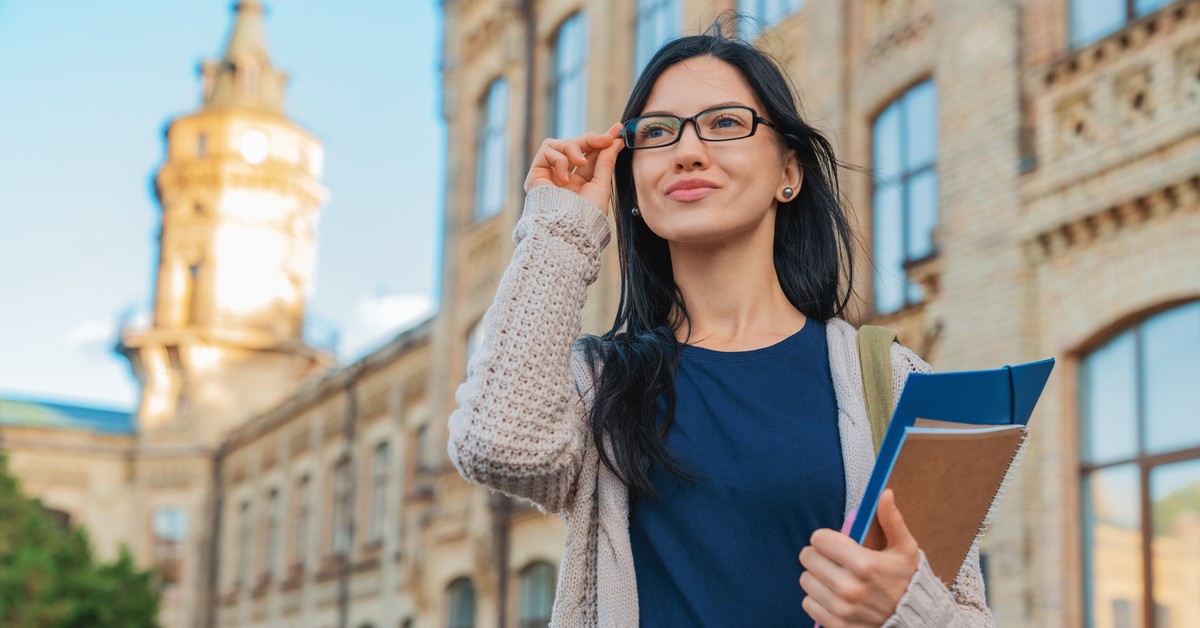 W czasie studiów, należą się wyższe alimenty. Kto może ubiegać się o podwyższenie świadczenia? Ile można zyskać?