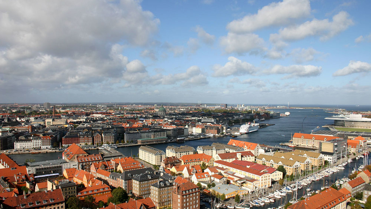 Spółka Polska Żegluga Bałtycka poinformowała, że z dniem 31 października zawiesza bezpośrednie połączenie promowe ze Świnoujścia do Kopenhagi. Jednocześnie Polferries przypomniała o możliwości odbycia podróży do stolicy Danii w codziennych rejsach (7 razy w tygodniu) promem Wawel przez Ystad z możliwością skorzystania z przeprawy mostowej przez cieśninę Öresund.