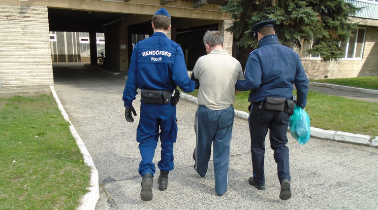 A rendőrök elfogták a késelőt / Fotó: police.hu