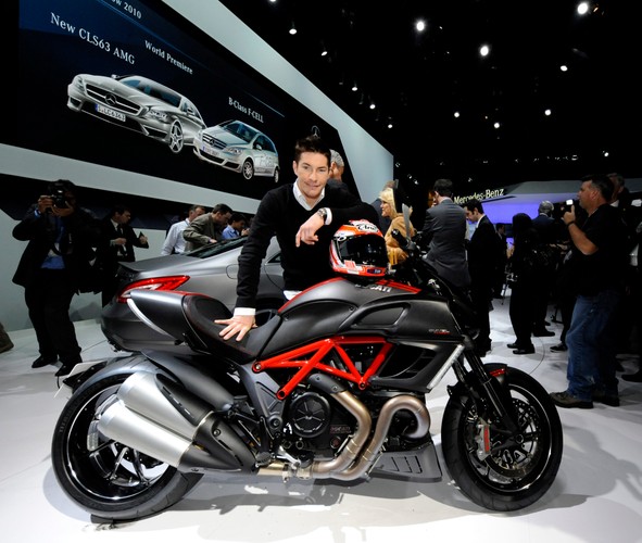 Najnowsze Ducati Diavel. Włoski producent nawiązał wspołparcę z Mercedesem