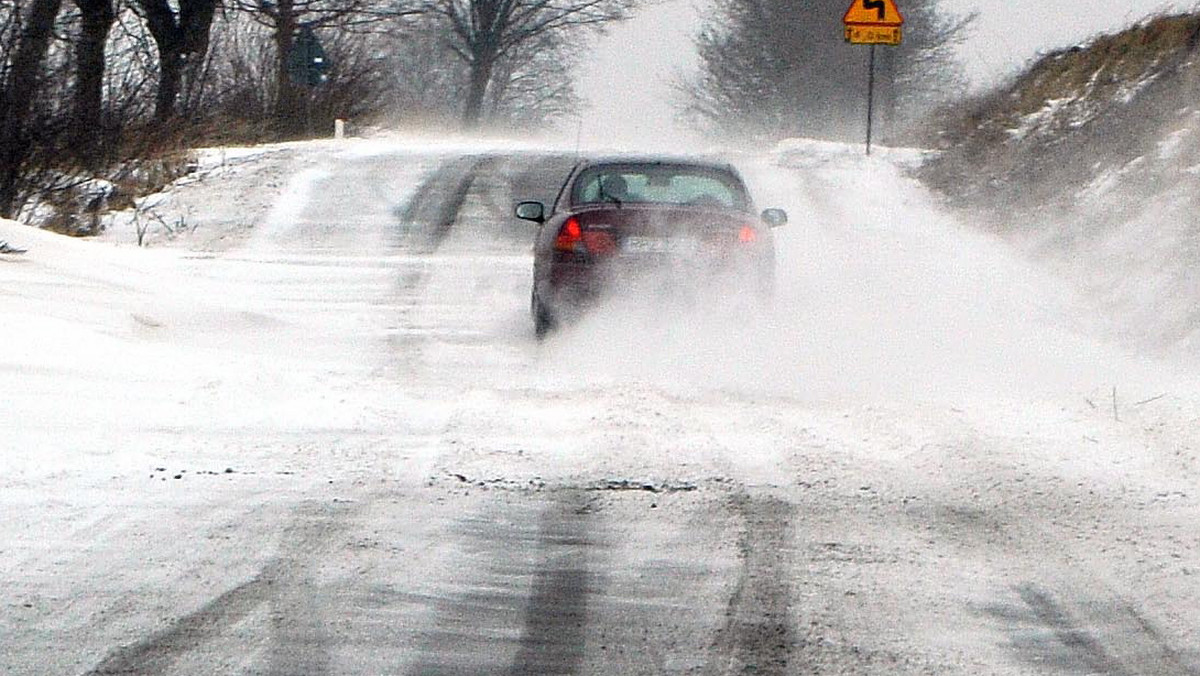 Padający śnieg sprawia, że na drogach w całej Polsce zrobiło się ślisko. Służby ostrzegają przed oblodzeniami, zapowiadają opady marznącego deszczu lub mokrego śniegu. Zima zbiera też niestety śmiertelne żniwo. Dzisiaj nad ranem znaleziono kolejne zamarznięte osoby.