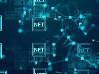 NFT (ang. non-fungible token) to niewymienialne tokeny kryptograficzne oparte na architekturze blockchain, czyli łańcucha bloków - technologii służącej do przesyłania i przechowywania informacji o transakcjach internetowych (nazywanej też cyfrowym rejestrem)