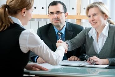 Mówienie „proszę” i „dziękuję” to podstawa, także w słowniku lidera. Zwykłe „dziękuję” jest najprostszym sposobem pokazania zespołowi, że wiemy, jak dużo wysiłku wkłada w to, żeby wykonać swoje zadania. Komunikujemy im tym samym, że cenimy ich pracę. Doceniani pracownicy czują dumę z tego, co robią.