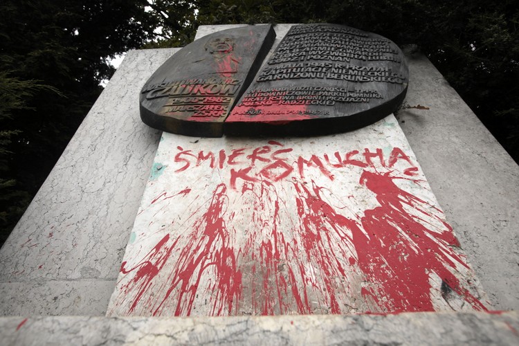 Wandale oblali czerwoną farbą pomniki na cmentarzu żołnierzy Armii Czerwonej