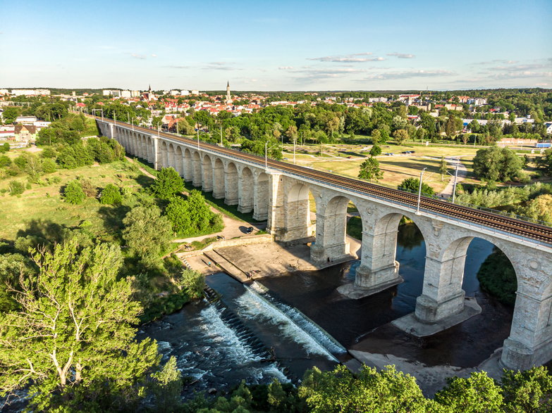 Długi na 490 m i wysoki na 26 m wiadukt kolejowy w Bolesławcu