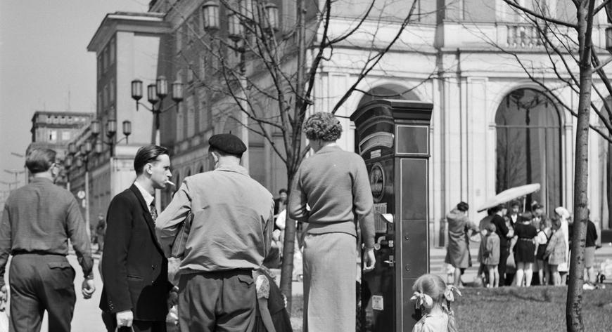 Waga na placu Centralnym, lata 60. XX w. (fot. Henryk Hermanowicz, wł. Muzeum Krakowa)