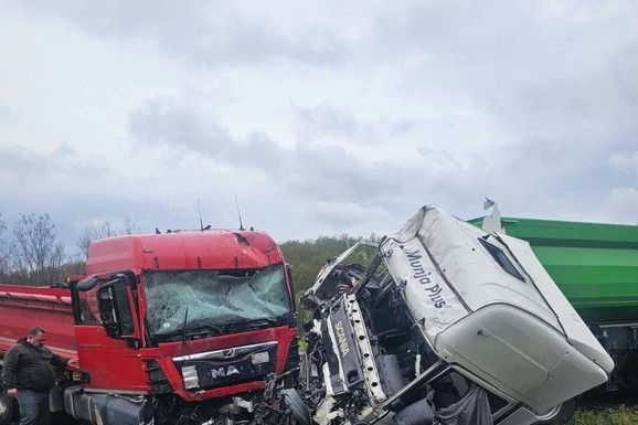 SUDAR DVA KAMIONA KOD SVRLJIGA Suvozač ostao zaglavljen u kabini: Hitno prevezen u bolnicu (FOTO)
