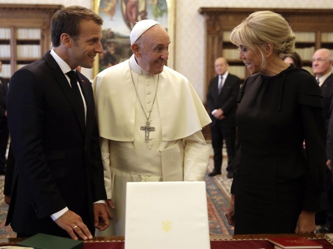 Emmanuel Macron, papież Franciszek i Brigitte Macron