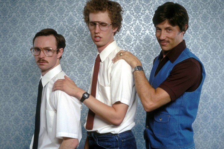 „Napoleon Dynamite” został doceniony przez środowisko filmowe. Był między innymi nominowany do nagrody Grammy,  a także otrzymał Nagrodę Jury na festiwalu Sundance. Budżet filmu o nieśmiałym nastolatku (film jest nietypowym przedstawicielem „teen movie”) miał budżet na poziomie 400 tys. dol., co jak na standardy USA jest bardzo niską sumą. Zarobił ponad 46 mln dol. Co ciekawe lwia część z tych zysków została wypracowana na rodzimym rynku (aż 96,6 proc. zarobił w Stanach Zjednoczonych). Na fot. kadr z filmu 'Napoleon Dynamite'