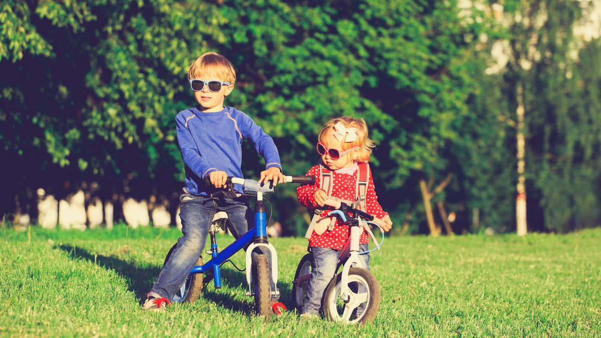 Ledwo dziecko nabierze wprawy w chodzeniu, już zazdrości starszakom, że te ścigają się na rowerze lub na hulajnodze. Pierwszy rowerek można już kupić rocznemu dziecku. Jaki powinien być?