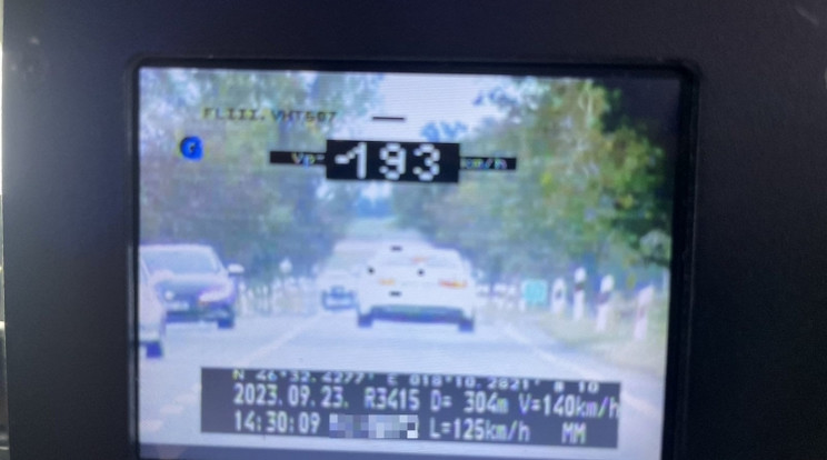 A megengedett 90 kilométer/órás sebesség helyett 193-ral száguldozott egy sofőr Tamási irányába / Fotó: police.hu