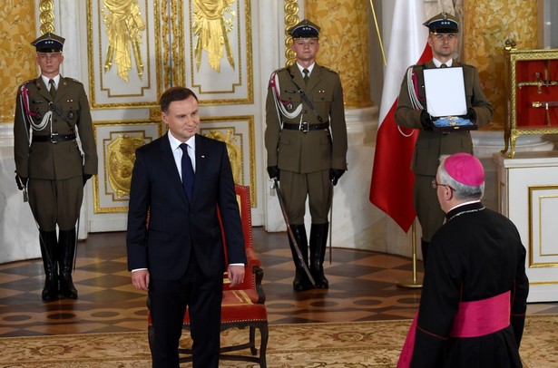 Prezydent Andrzej Duda oraz nuncjusz apostolski w Polsce abp Celestino Migliore odczas uroczystości na Zamku Królewskim.