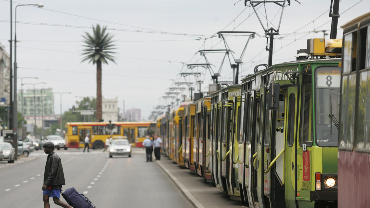 Zmieniają tramwaje jak rękawiczki. Motorniczowie w ciągu jednego dyżuru, jeżdżą nawet na kilku liniach. Skarżą się, że przez nowy system pracy spóźniają się na dyżury i nie mają przerw. Władze spółki przekonują, że tak jest w całej Europie.