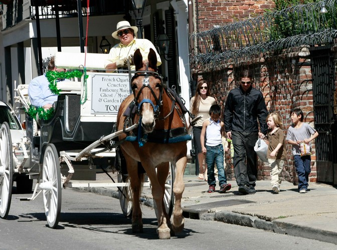 Angelina Jolie i Brad Pitt ze swoimi dziećmi na jednej z ulic Nowego Orleanu