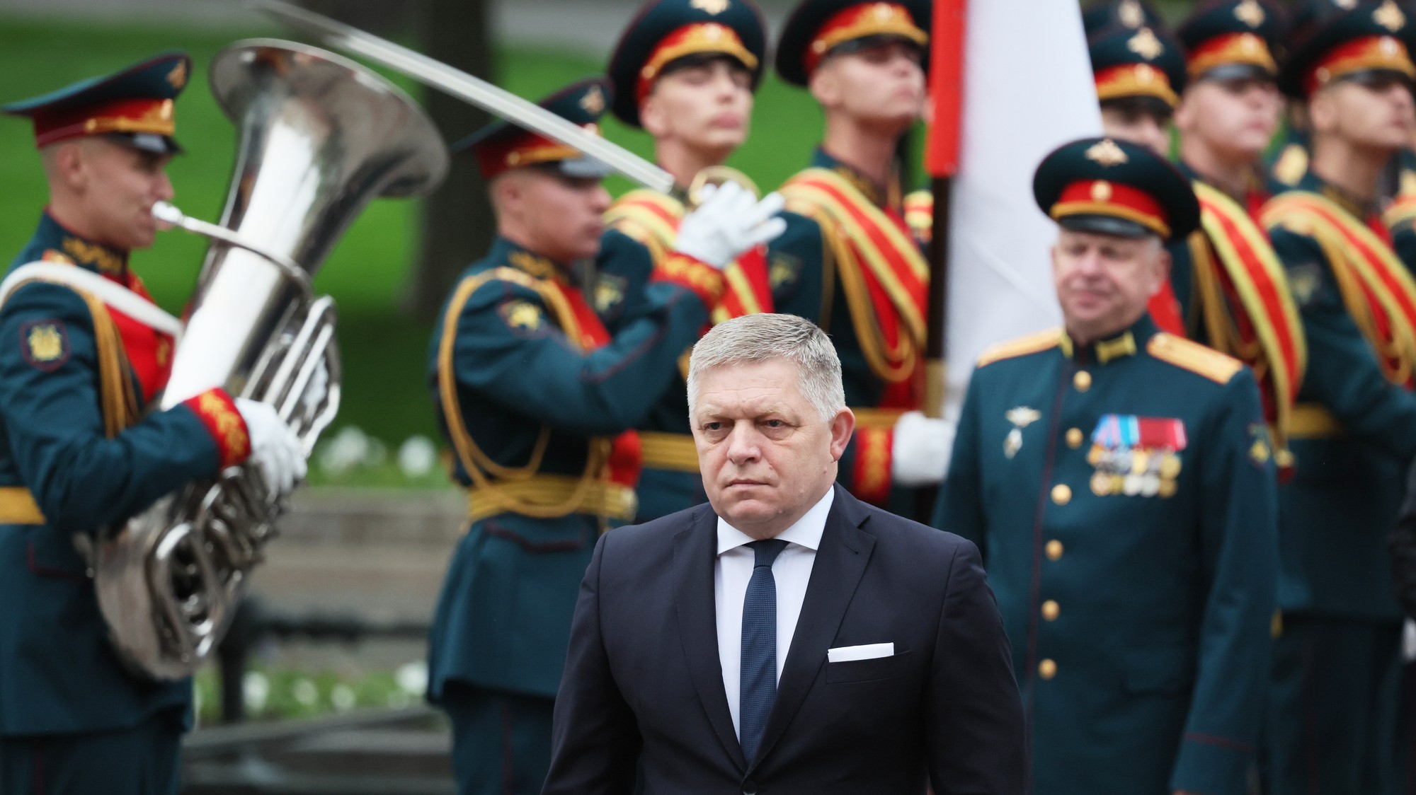 Slovenský premiér Robert Fico počas kladenia kvetov k hrobu neznámeho vojaka v Moskve v piatok 8. mája 2026.