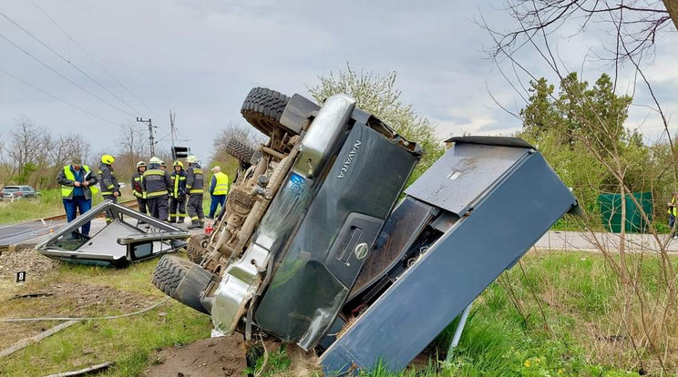 Személyautó hajtott a Nyugati pályaudvarról Veresegyházon át Vácra tartó vonat elé Csörögnél/ Fotó: baleset-info.hu