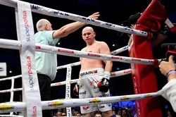 Różański stracił mistrzowski pas. W pierwszej rundzie trzy razy leżał na deskach