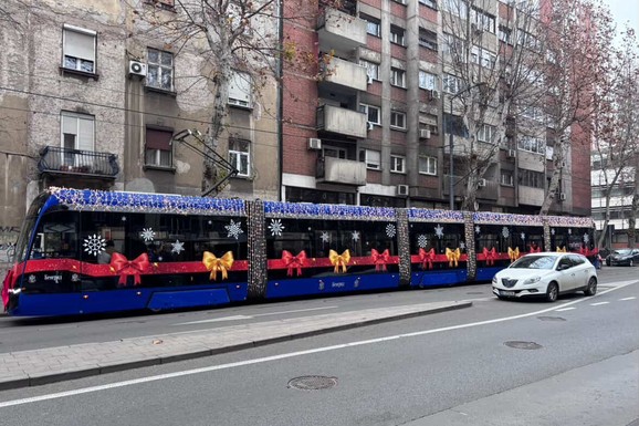 (FOTO) Sudar automobila i novog, praznično okićenog tramvaja u centru Beograda