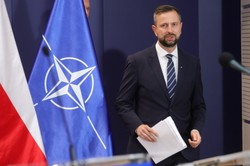 Stanowcze słowa szefa MON. "Polska nie spocznie, póki nie złapie bandyty, który zabił naszego żołnierza"