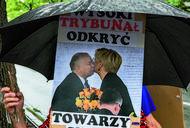 Plakat z Julią Przyłębską i Jarosławem Kaczyńskim, trzymany przez demonstrantów przed siedzibą TK. 13 lipca 2021 r.