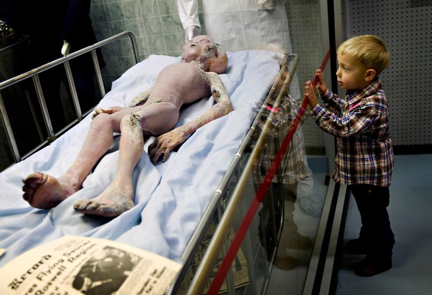 Dečak gleda u lutku vanzemaljskog tela, koja je deo scene iz filma, u Međunarodnom NLO muzeju i Istraživačkom centru i Rozvelu