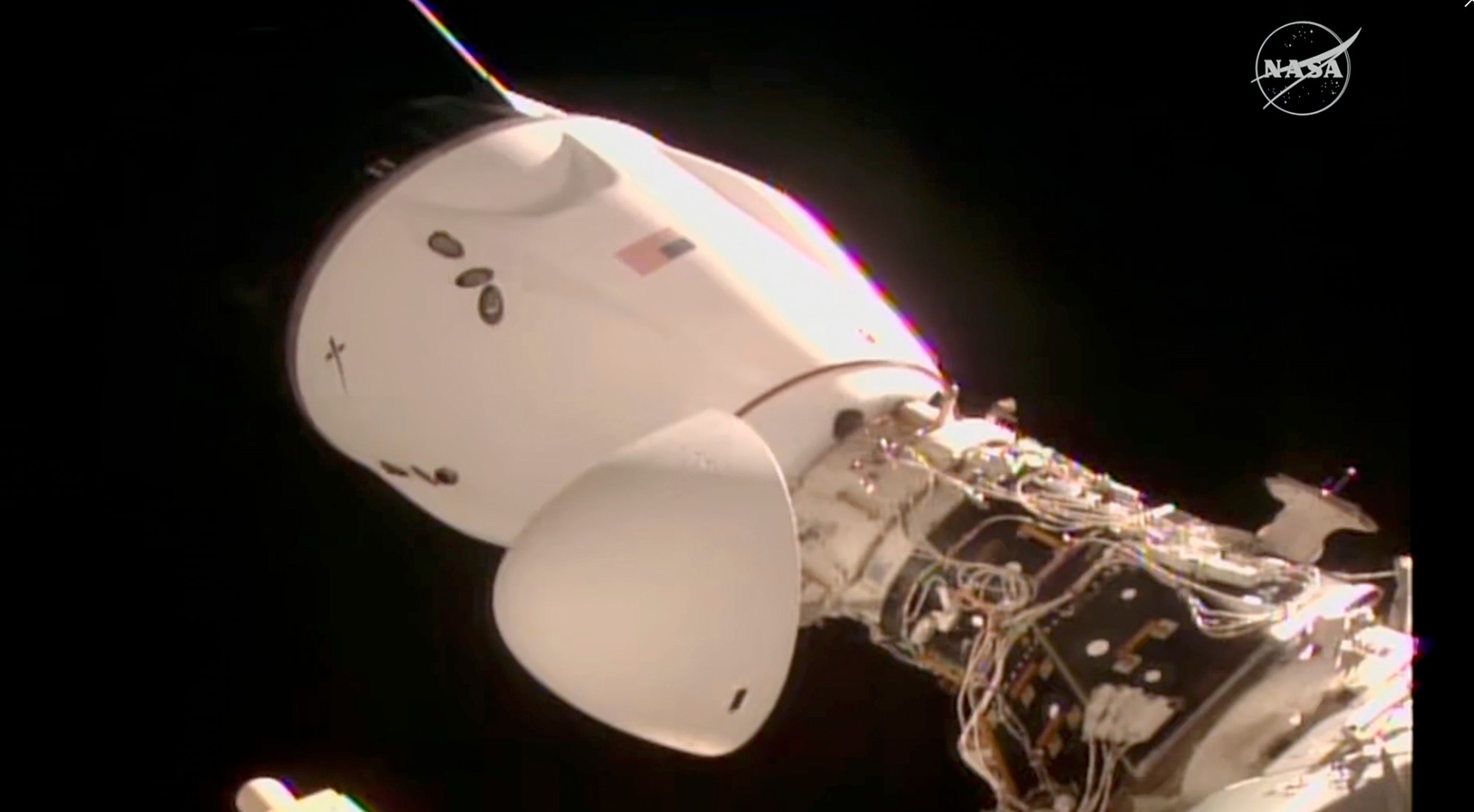 Štyria astronauti dorazili po 15 hodinách letu na Medzinárodnú vesmírnu stanicu (ISS).