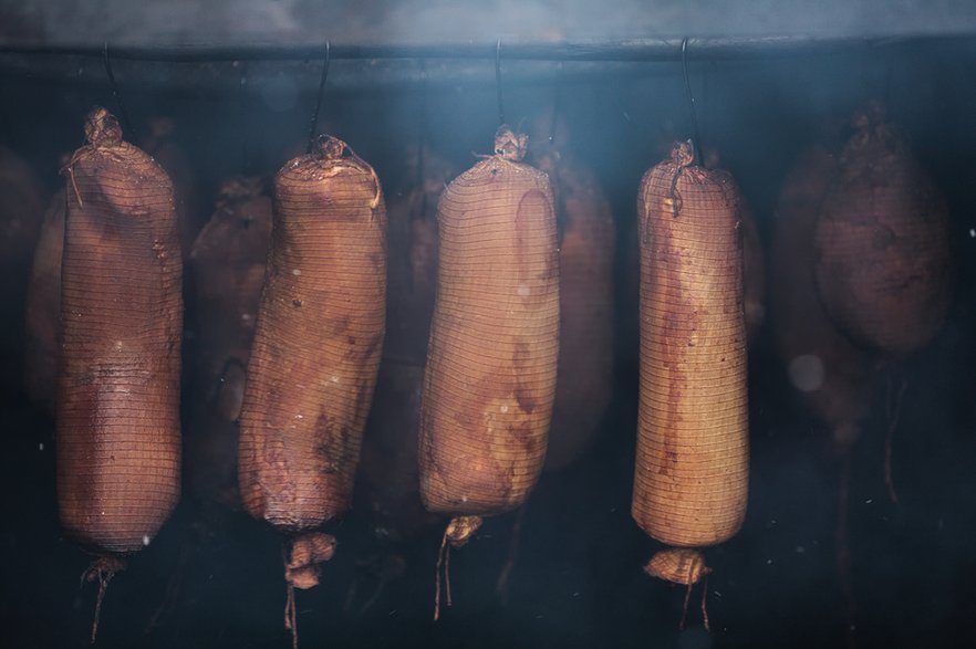 Przed wędzeniem mięso warto zapeklować - fotovapl/stock.adobe.com