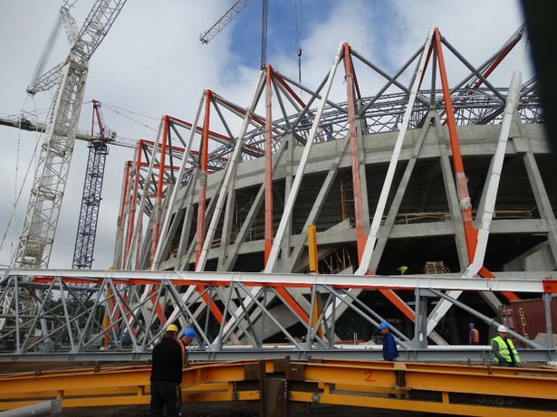 Firma Promostal, odpowiadająca za montaż konstrukcji stalowej, zakończyła prace na białostockim stadionie miejskim. Dziś zainstalowano ostatni z setki dźwigarów, przywiezionych na plac budowy.