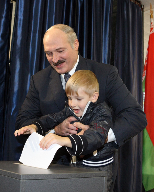 Aleksander Łukaszenko z synem Kolą w 2008 roku